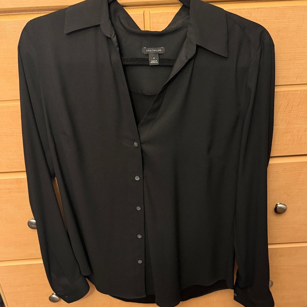 Ann Taylor Black Long-Sleeve Button Down Shirt - Classic Collar